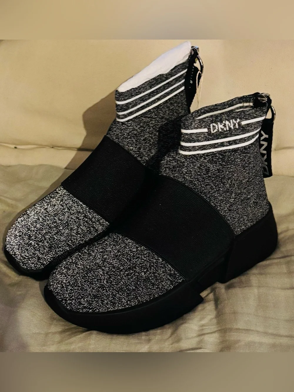 NWT DKNY K209 Reflective Knit Sock Sneakers Women’s Size 8 Slip-On with Box